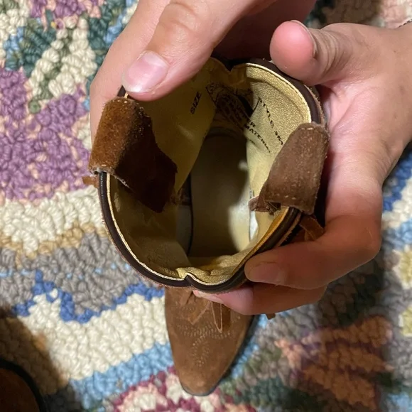 Smoky mountains brown suede with fringe and brass buttons. Girls size 9 - Picture 3 of 7